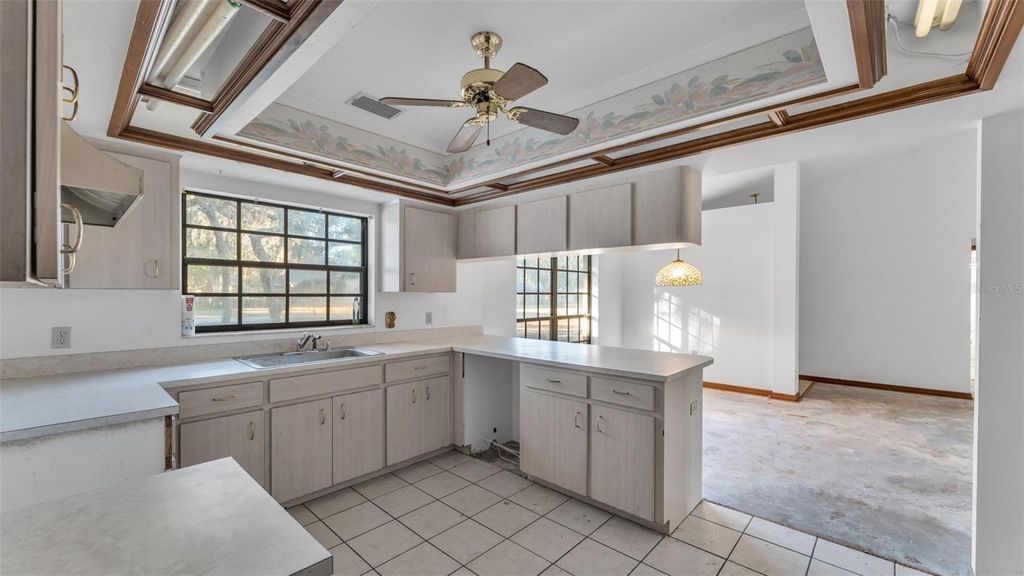 Image 7 of property listing at 1324 COSTINE DRIVE, Lakeland, FL 33809