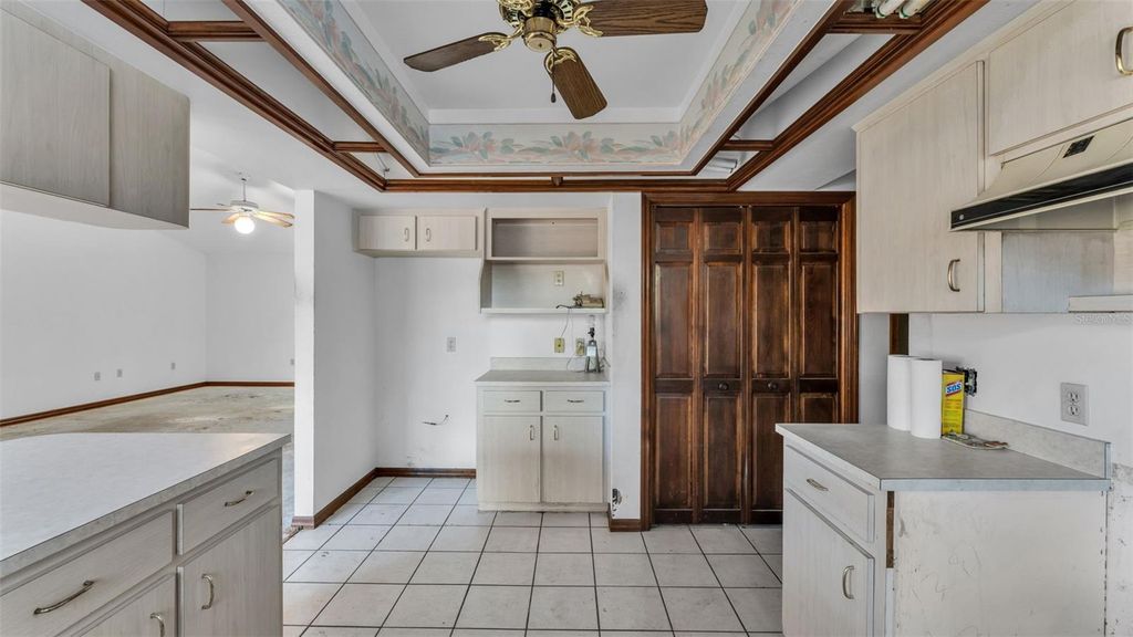 Image 9 of property listing at 1324 COSTINE DRIVE, Lakeland, FL 33809