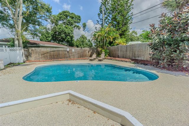 863 BAY BREEZE TERRACE, Largo, FL 33770