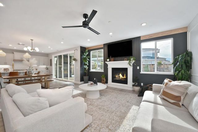 1136 Wadsworth Dr, Roseville, CA 95747