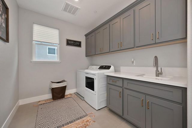 1136 Wadsworth Dr, Roseville, CA 95747