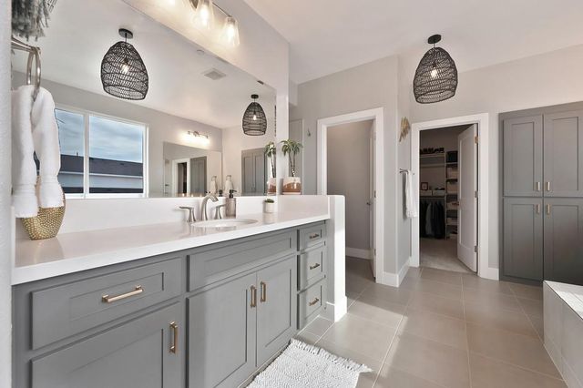 1136 Wadsworth Dr, Roseville, CA 95747