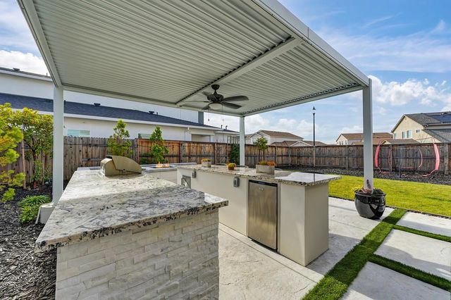 1136 Wadsworth Dr, Roseville, CA 95747