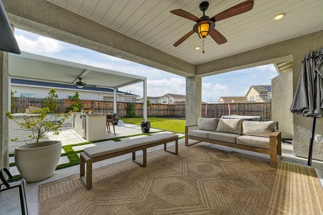 1136 Wadsworth Dr, Roseville, CA 95747