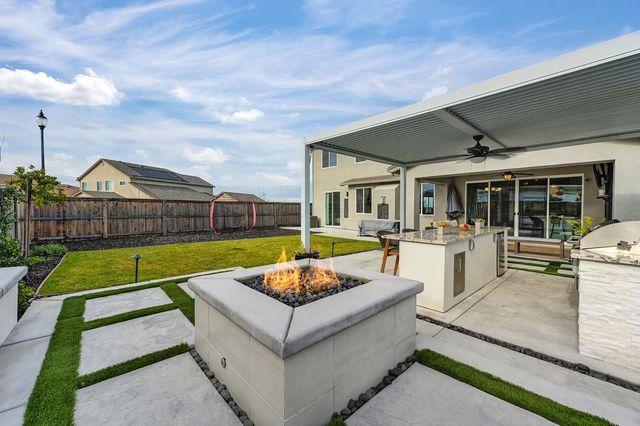 1136 Wadsworth Dr, Roseville, CA 95747