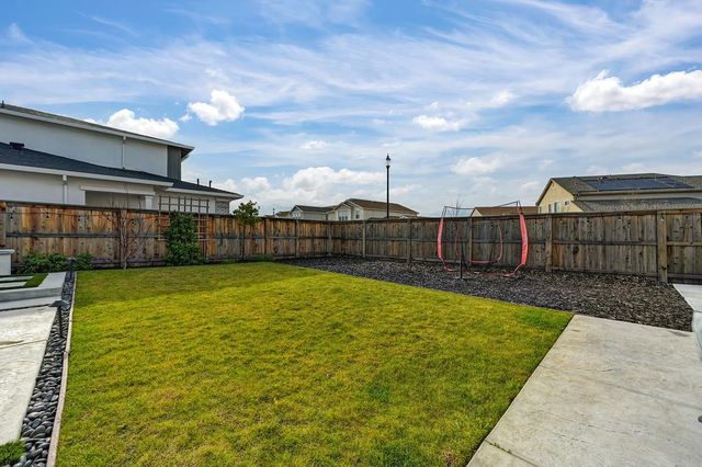 1136 Wadsworth Dr, Roseville, CA 95747