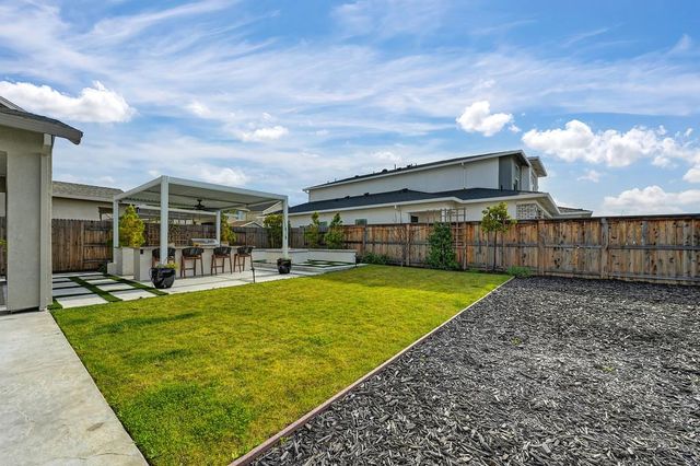 1136 Wadsworth Dr, Roseville, CA 95747