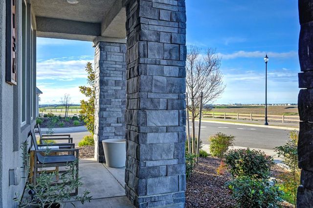 1136 Wadsworth Dr, Roseville, CA 95747