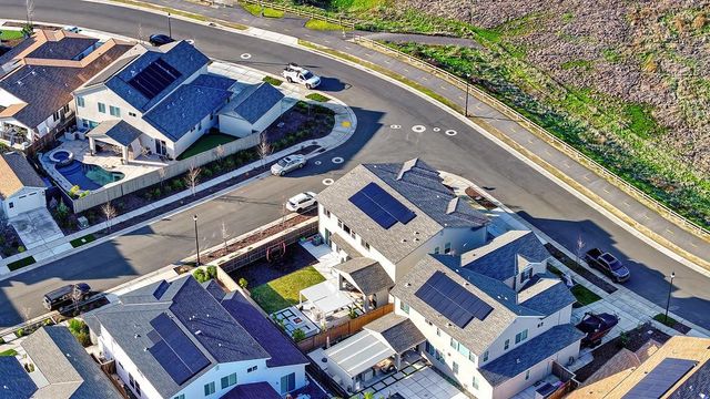 1136 Wadsworth Dr, Roseville, CA 95747