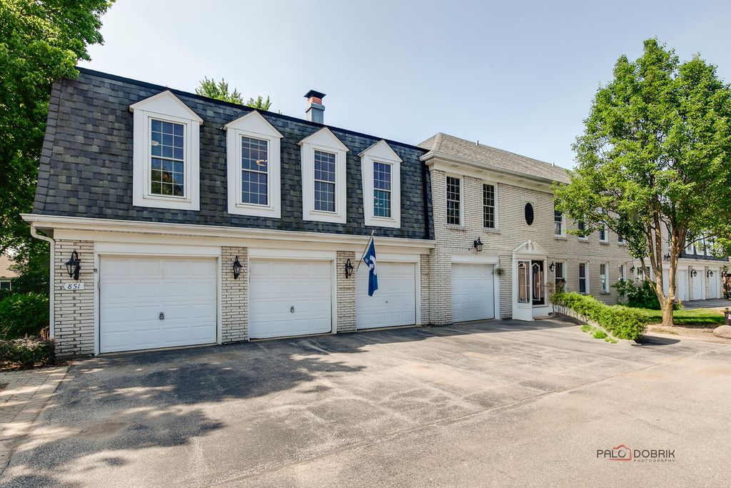 851 Garfield Avenue C, Libertyville, IL 60048