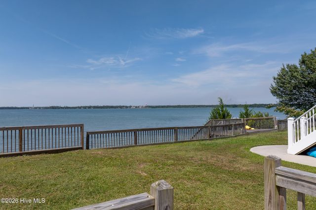 201 Riverside Drive, Sneads Ferry, NC 28460