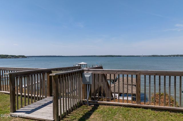 201 Riverside Drive, Sneads Ferry, NC 28460