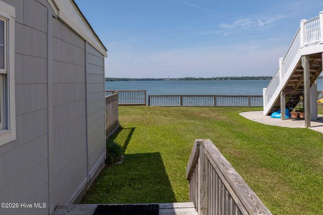 201 Riverside Drive, Sneads Ferry, NC 28460