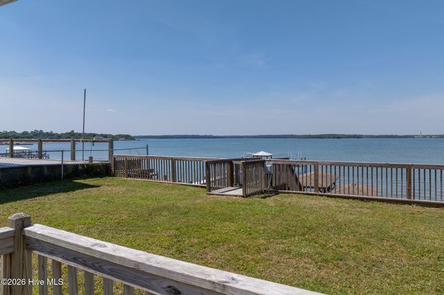 201 Riverside Drive, Sneads Ferry, NC 28460