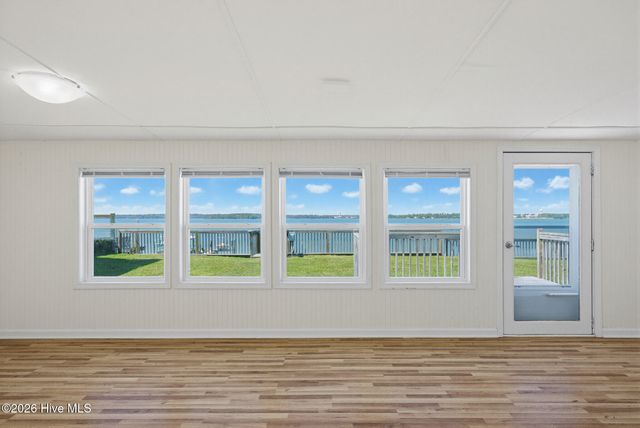 201 Riverside Drive, Sneads Ferry, NC 28460
