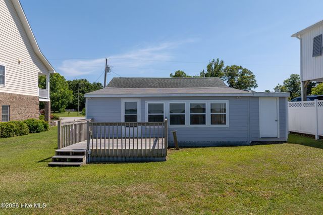 201 Riverside Drive, Sneads Ferry, NC 28460