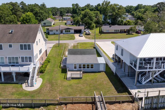 201 Riverside Drive, Sneads Ferry, NC 28460