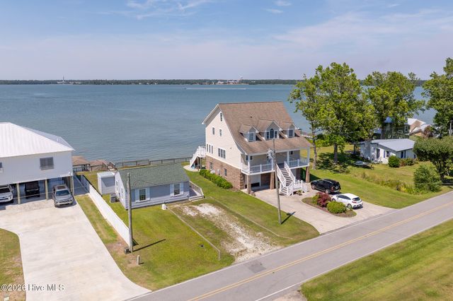 201 Riverside Drive, Sneads Ferry, NC 28460