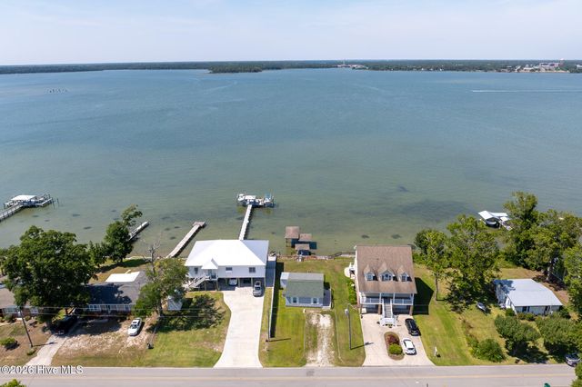 201 Riverside Drive, Sneads Ferry, NC 28460