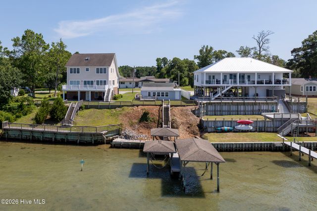 201 Riverside Drive, Sneads Ferry, NC 28460