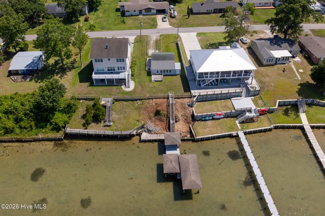 201 Riverside Drive, Sneads Ferry, NC 28460