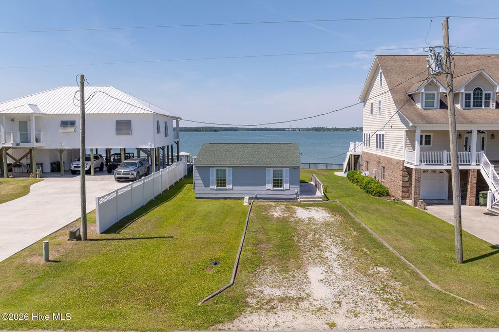201 Riverside Drive, Sneads Ferry, NC 28460
