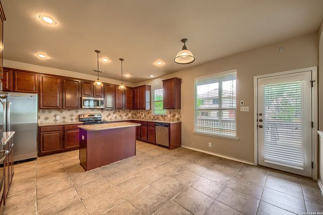 914 ARMOUR DR, Cibolo, TX 78108