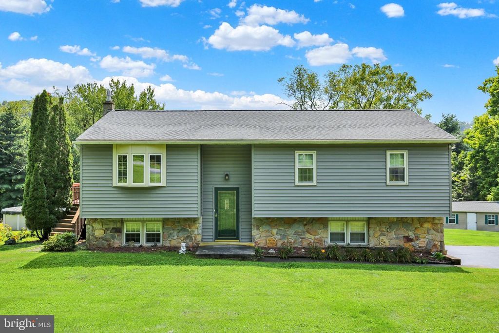 23 PLEVA DR, Fleetwood, PA 19522
