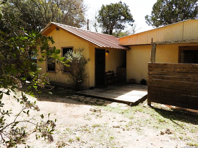 333 Rainbow Drive, Lakehills, TX 78063