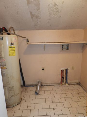 333 Rainbow Drive, Lakehills, TX 78063