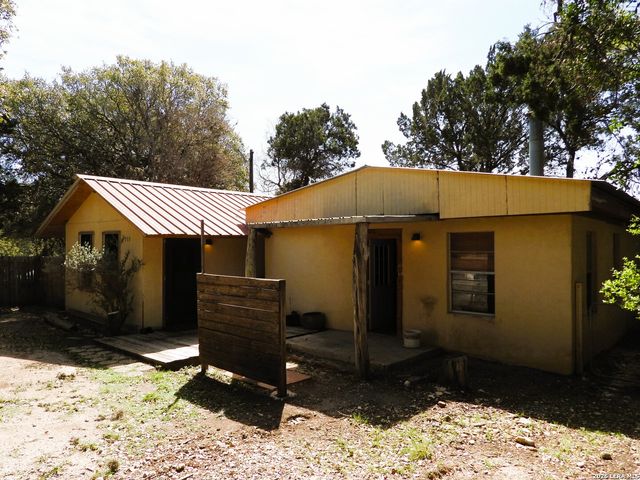 333 Rainbow Drive, Lakehills, TX 78063