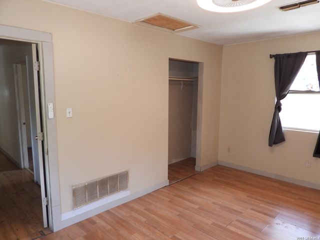 333 Rainbow Drive, Lakehills, TX 78063