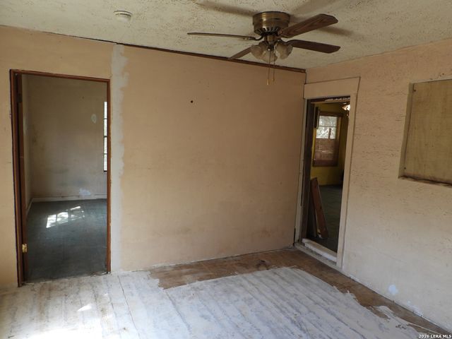 333 Rainbow Drive, Lakehills, TX 78063