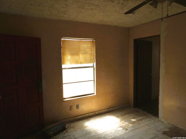 333 Rainbow Drive, Lakehills, TX 78063