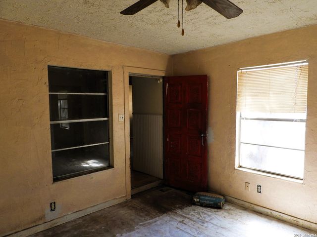 333 Rainbow Drive, Lakehills, TX 78063