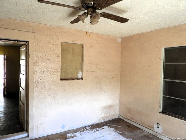 333 Rainbow Drive, Lakehills, TX 78063