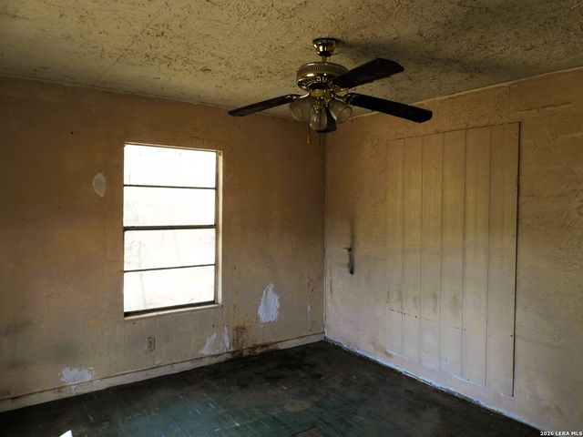 333 Rainbow Drive, Lakehills, TX 78063