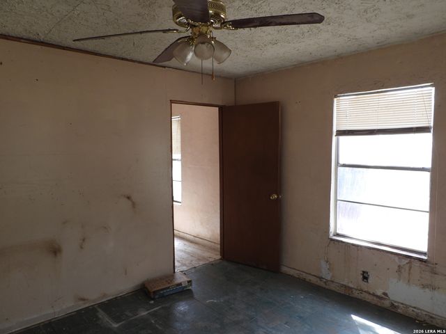 333 Rainbow Drive, Lakehills, TX 78063