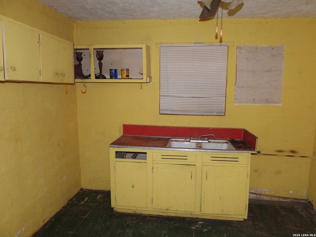 333 Rainbow Drive, Lakehills, TX 78063