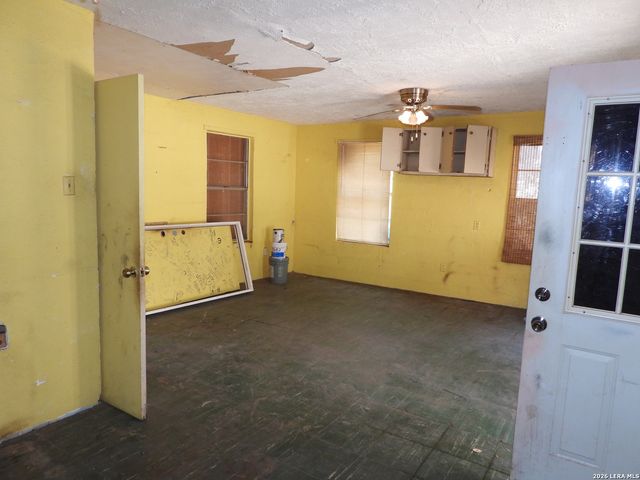 333 Rainbow Drive, Lakehills, TX 78063