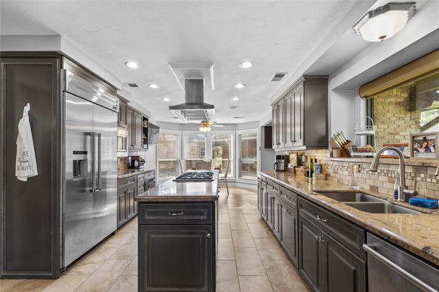 600 Nottingham Lane, Dickinson, TX 77539