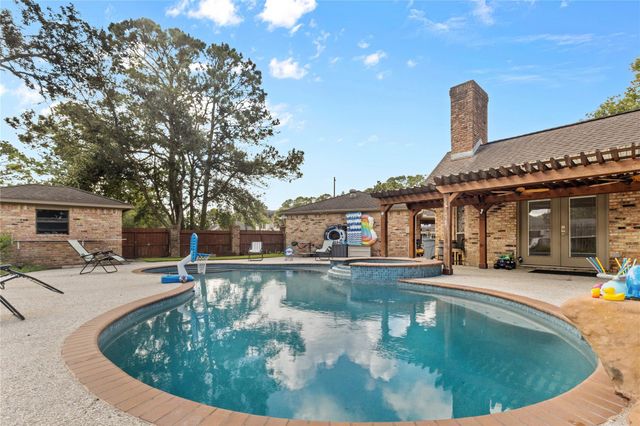 600 Nottingham Lane, Dickinson, TX 77539
