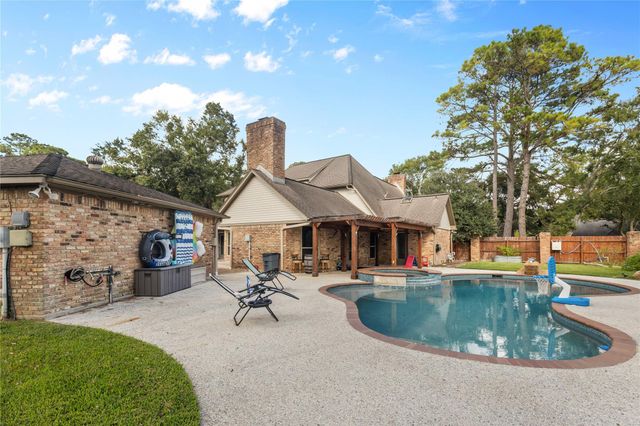600 Nottingham Lane, Dickinson, TX 77539