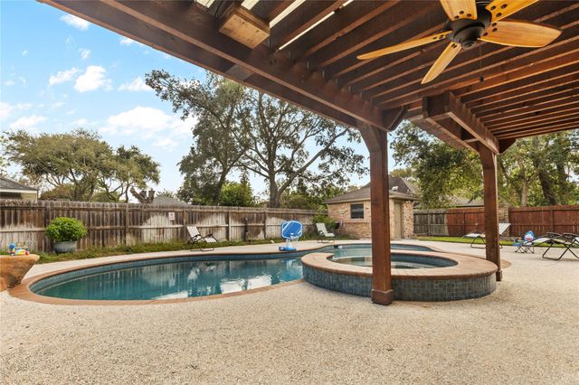 600 Nottingham Lane, Dickinson, TX 77539