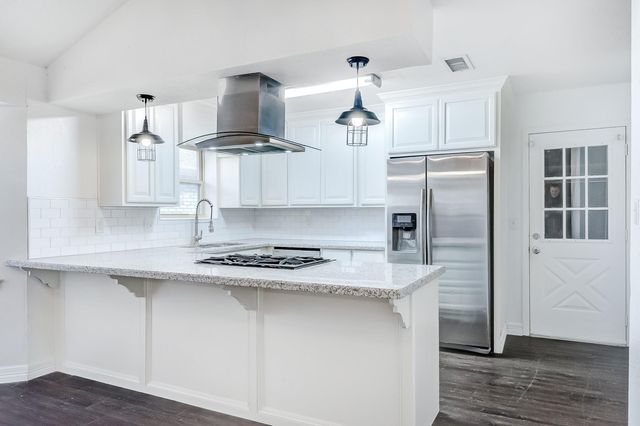 2826 Round Tower Lane, Port Neches, TX 77651