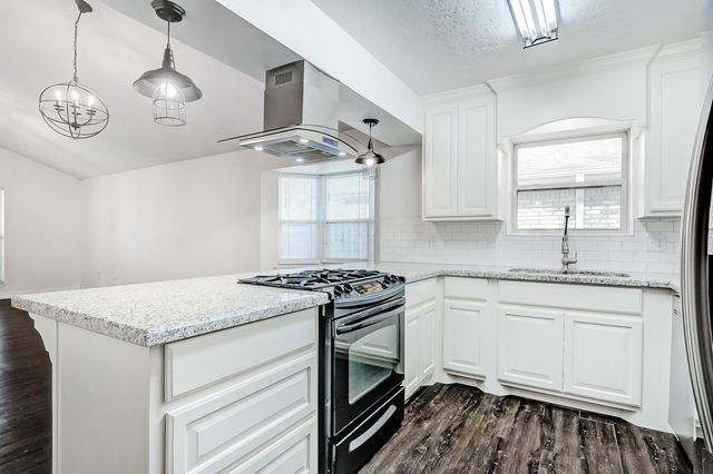 2826 Round Tower Lane, Port Neches, TX 77651