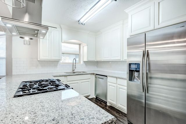 2826 Round Tower Lane, Port Neches, TX 77651