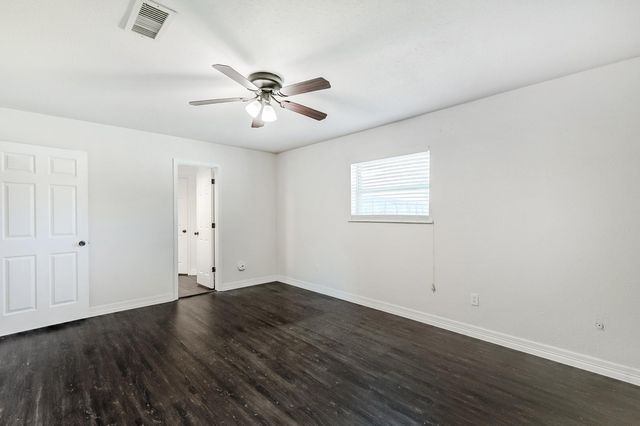 2826 Round Tower Lane, Port Neches, TX 77651