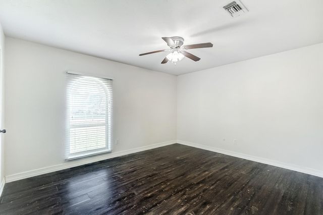 2826 Round Tower Lane, Port Neches, TX 77651