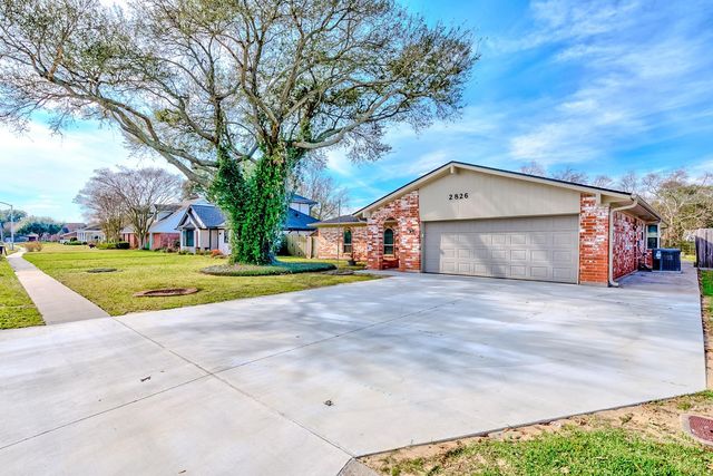 2826 Round Tower Lane, Port Neches, TX 77651